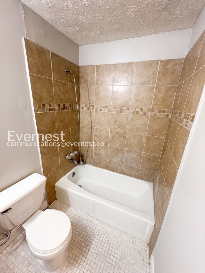 Building Photo - 1760 Wesley Way NW