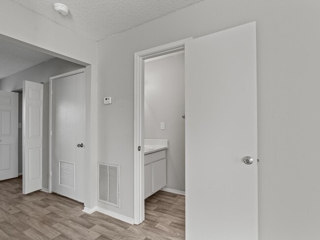 Building Photo - Three Bedroom/Two Bath Townhome