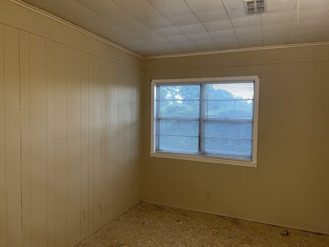 Building Photo - 499 Airport Rd