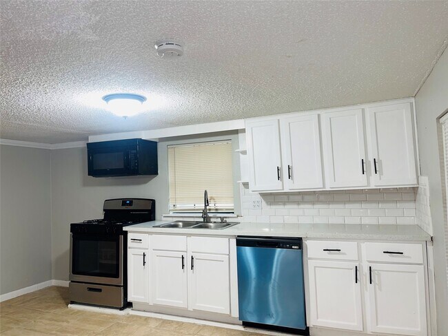 Building Photo - 166 Sycamore Dr