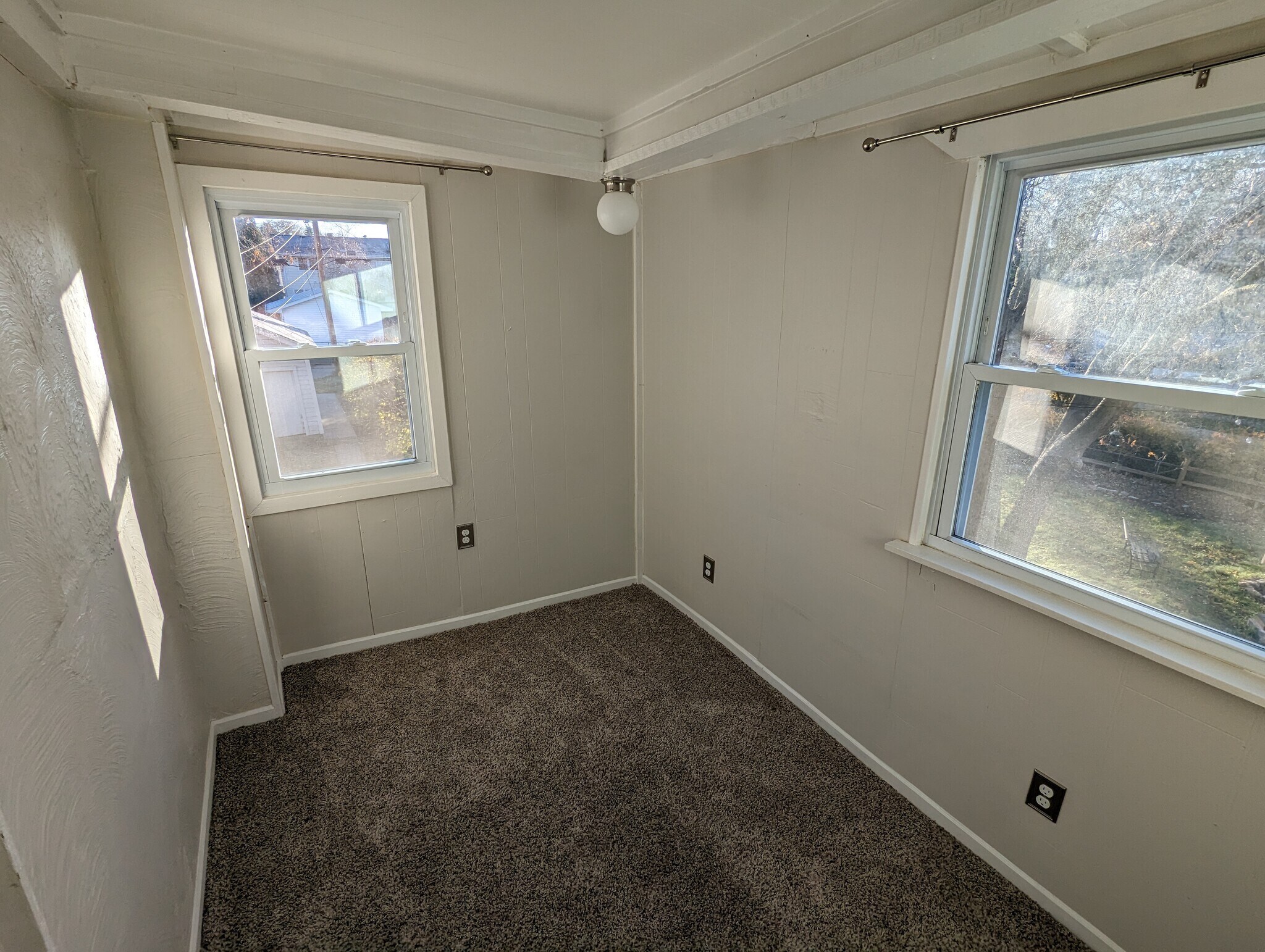 Den - 1605 3rd St NE