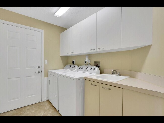 Building Photo - 3043 Hartridge Terrace