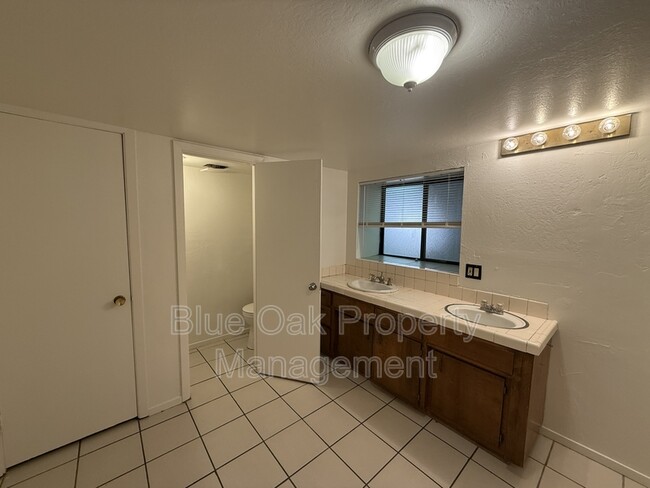 Building Photo - 918 Orient St