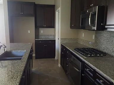 Building Photo - Well Maintained, spacious 3 bedroom single family home nestled in a great neighborhood in Rosevil...