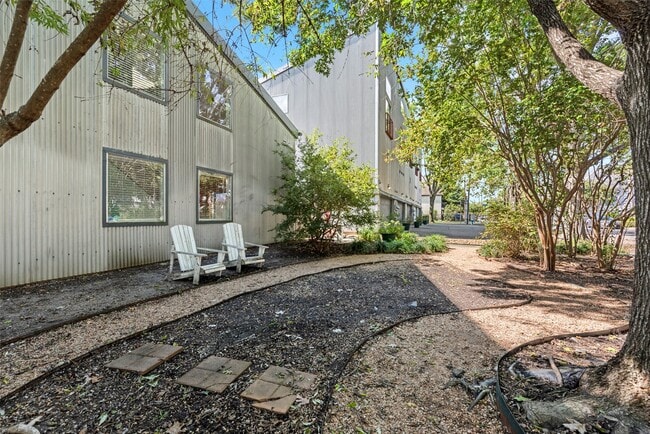 Building Photo - 5221 Blossom St