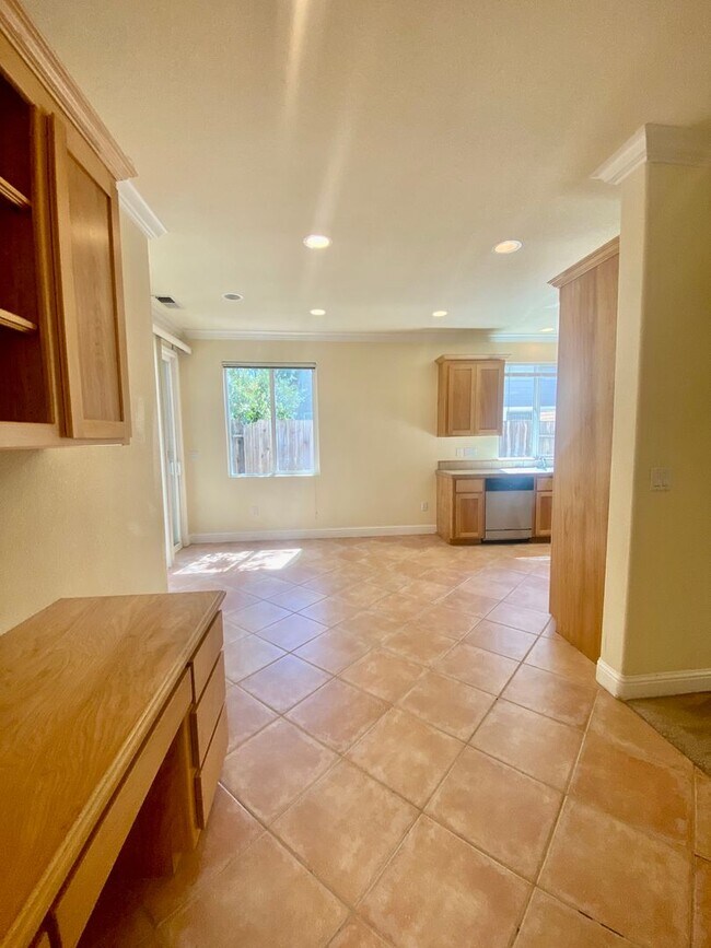 Building Photo - West Davis 5 Bedroom Home