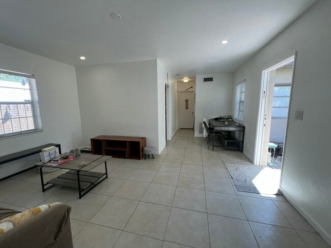 Building Photo - 1130 NE 3rd Ave