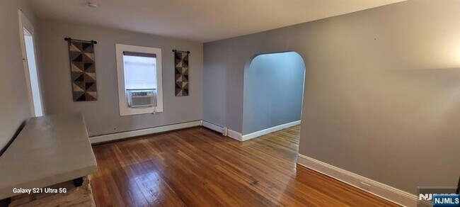 Building Photo - 115 River Rd