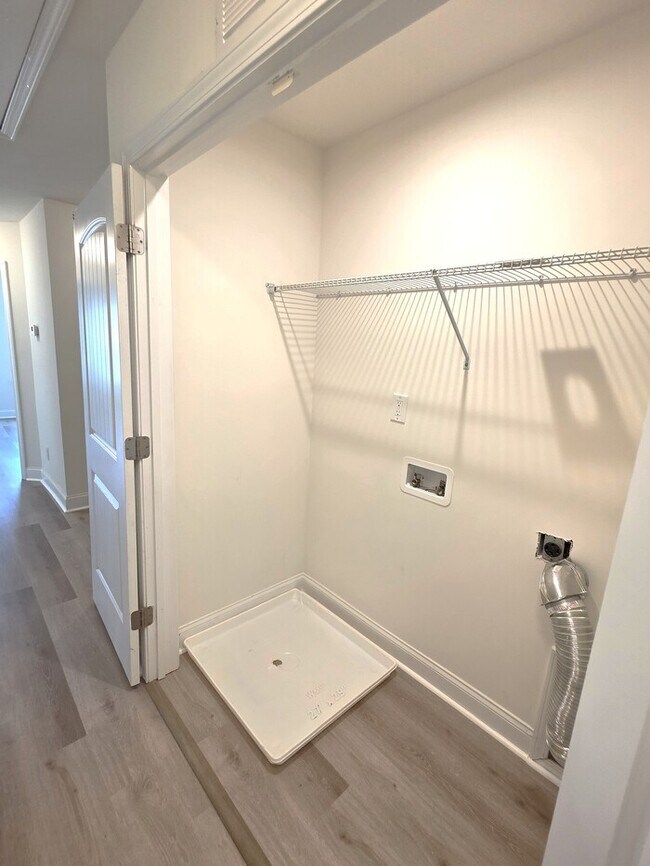 Building Photo - Great 3 bed Townhouse with 1 car garage!