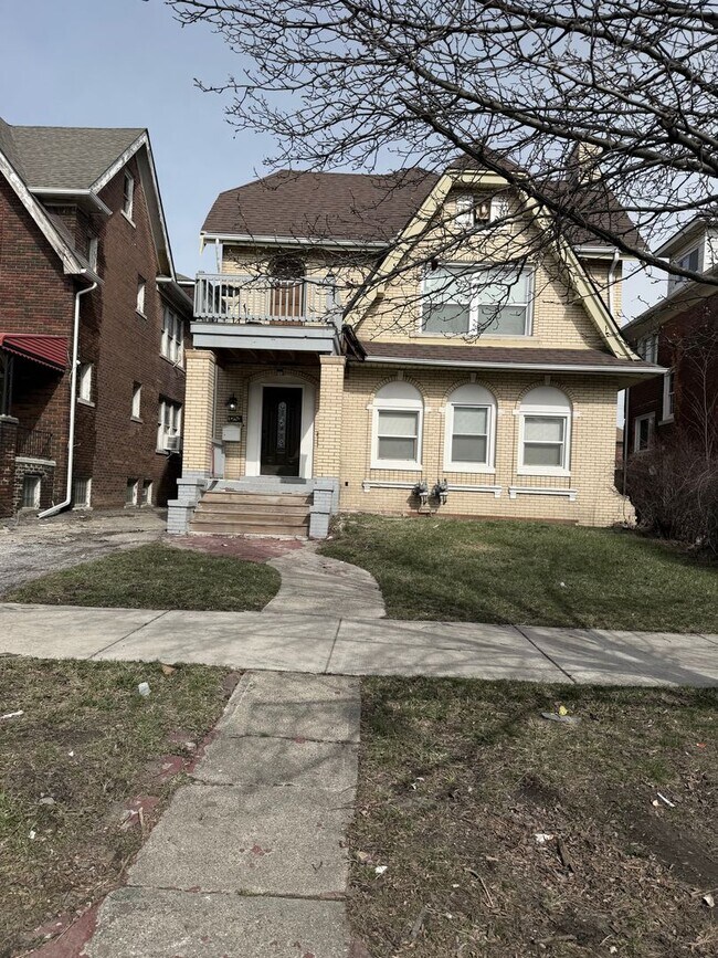 Building Photo - 3 Bedroom 2 bath duplex