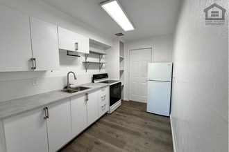 Building Photo - 1320 N 48th Pl