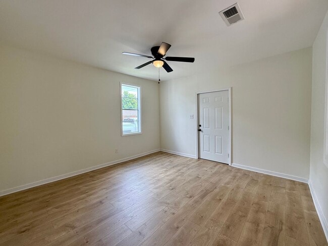 Building Photo - Fully Remodeled 3 Bedroom/1 Bathroom Home ...