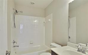 Building Photo - Beaufiful 3BR 2.5BA end unit town home wit...