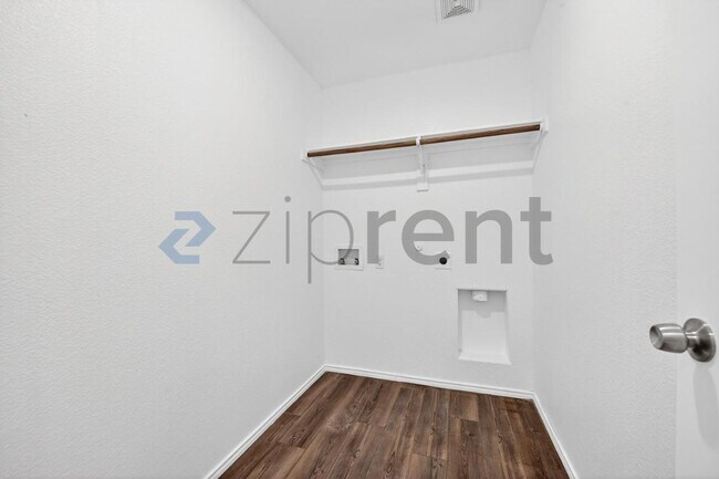 Building Photo - 900 Wildflower St