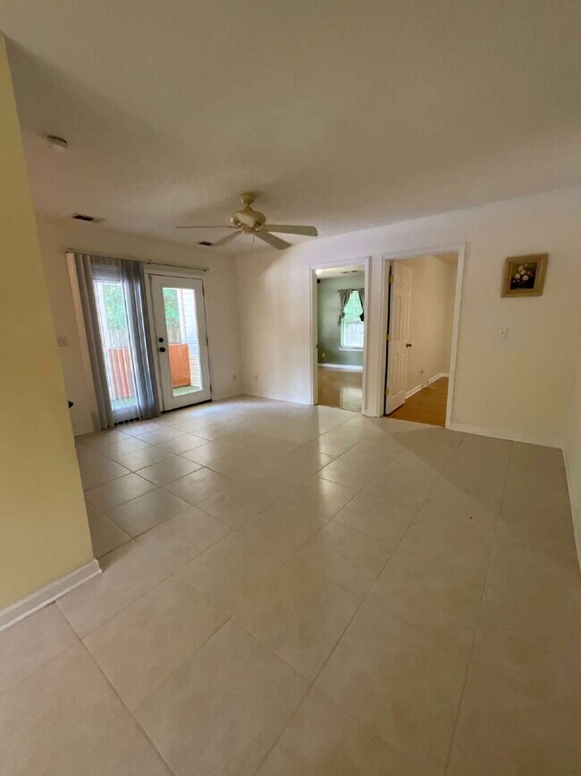 Building Photo - ALL Utilities Included