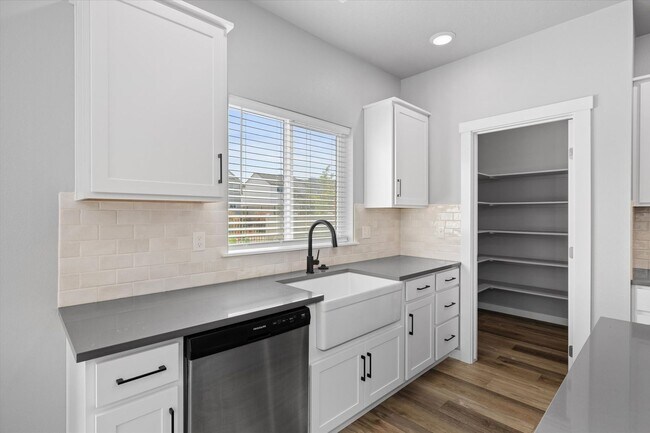 Building Photo - 3 bed, 3 bath with over 2000 sq ft!