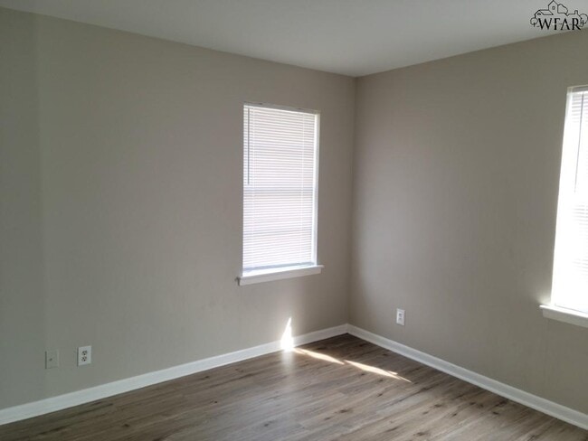 Building Photo - 5031 Lindale Dr