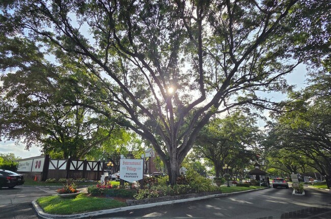 Building Photo - 3750 Inverrary Dr