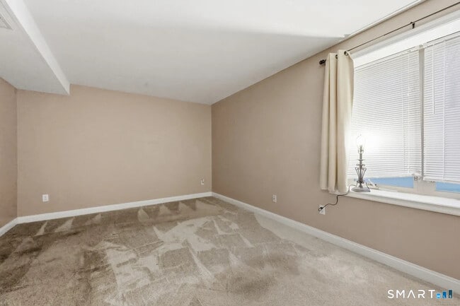 Building Photo - 46 Little Oak Ln