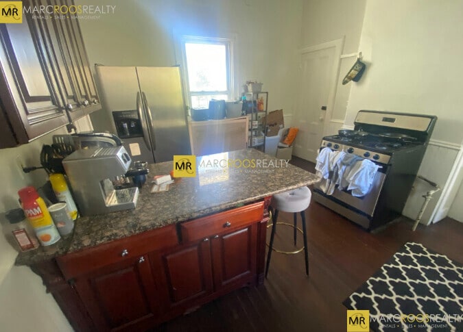 Building Photo - 70 Curtis St