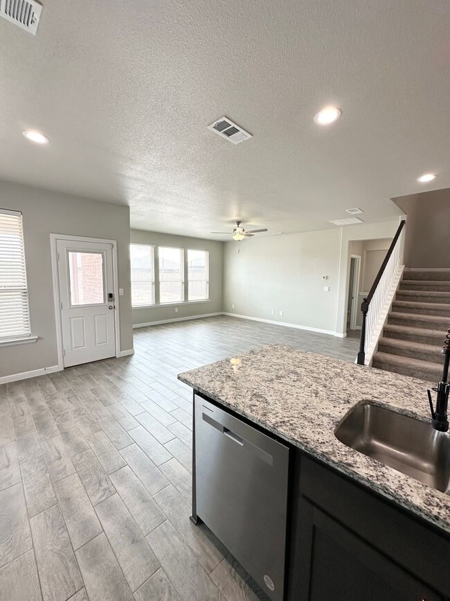 Building Photo - 4 Bed 3.5 Bath Ready To Rent ASAP!