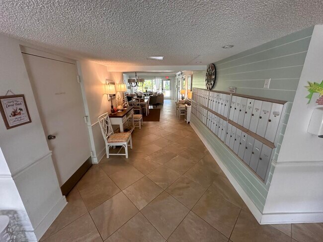 Building Photo - 512 W Venice Ave