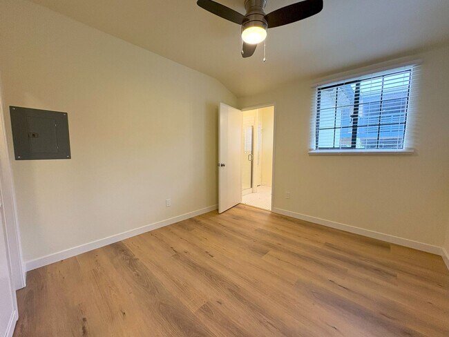 Building Photo - Beautifully Updated 2BR/2BA – Yard & Garage
