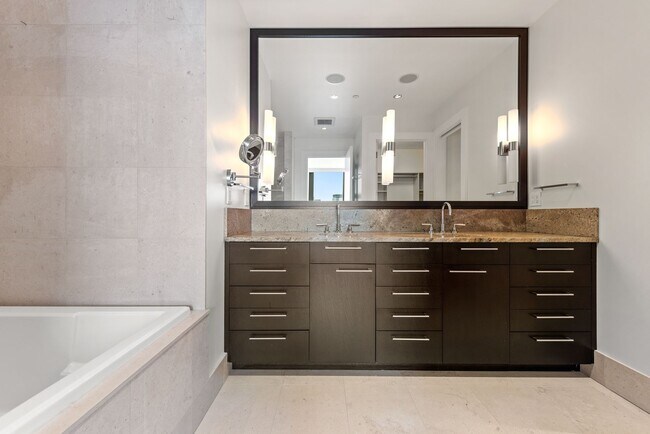 Building Photo - Luxury 2 Bed 1.75 Bath Furnished Downtown Seattle Condo with Stunning Views