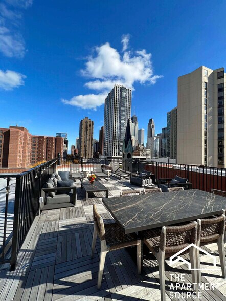 Building Photo - 1136 N La Salle Dr