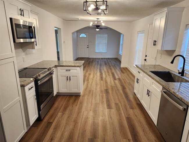 Building Photo - 2120 Yates St