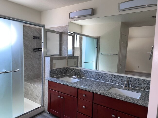 Building Photo - Beautiful Laguna Pointe home.