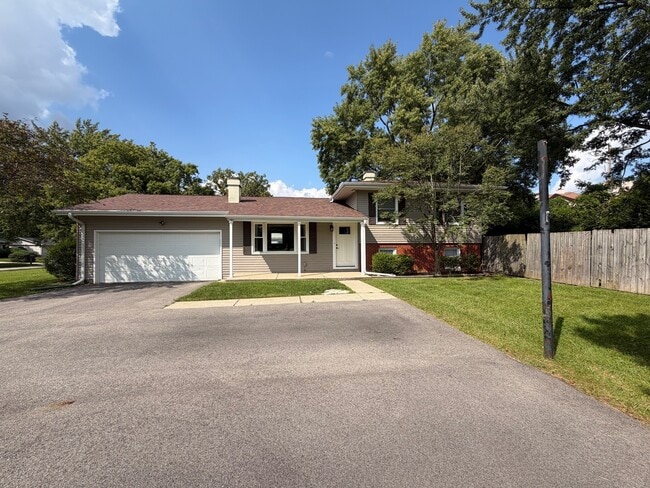 Building Photo - 5S481 Glenoban Dr