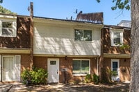 Building Photo - Redone townhouse