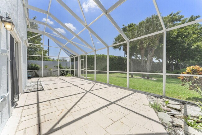 Building Photo - 897 Dickens Pl