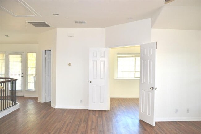 Building Photo - 9201 Brodie Ln