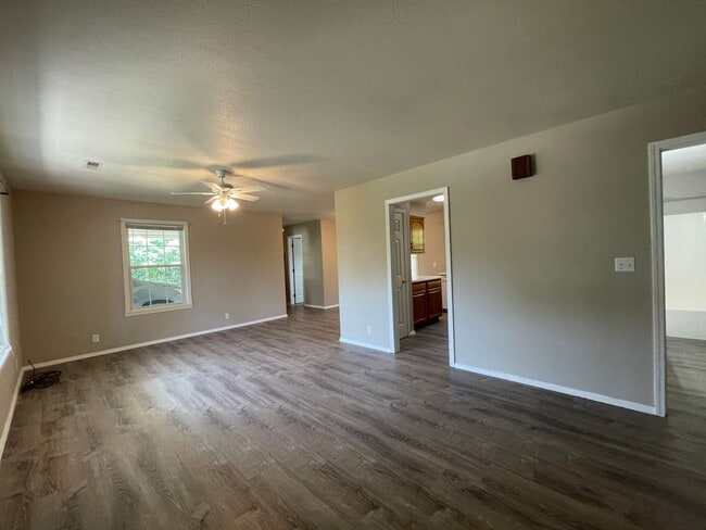 Building Photo - 111 Mint Ln