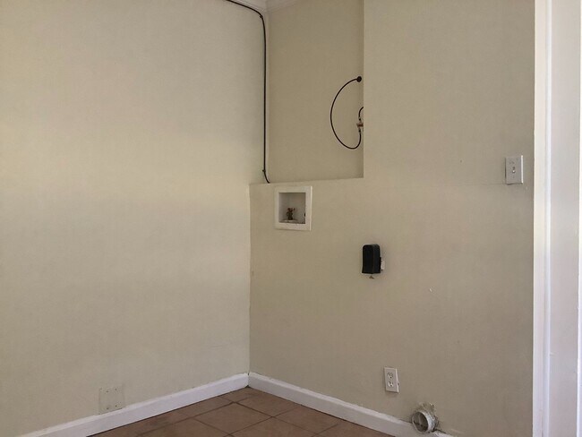 Building Photo - 3010 Sunnybrook St