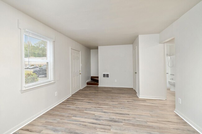 Building Photo - Newly Renovated 5 Bedroom Unit!