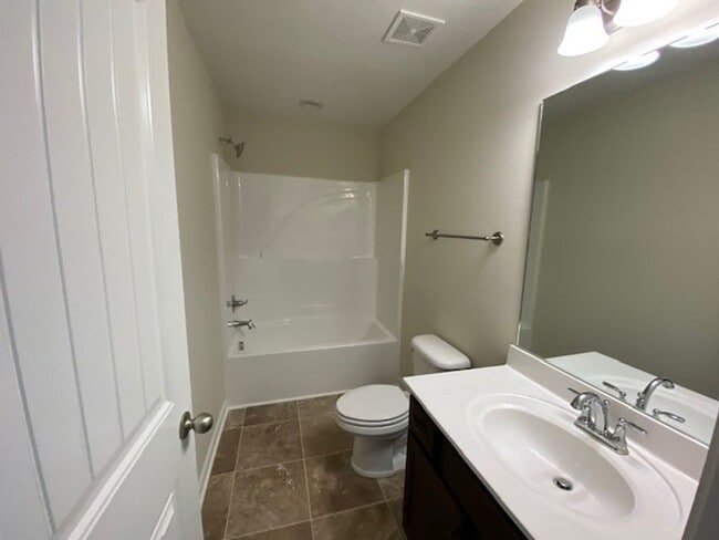 Building Photo - 3 Bedroom 2 bath with 2 Car Garage Home Fo...