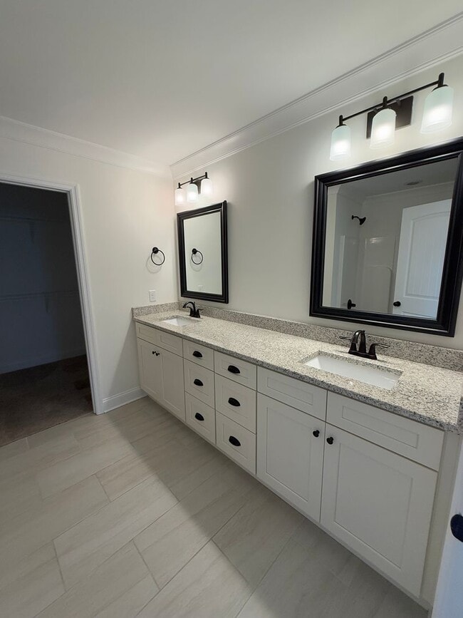 Building Photo - 3 Bedrooms + 2.5 Bath Renatal in East Brainerd