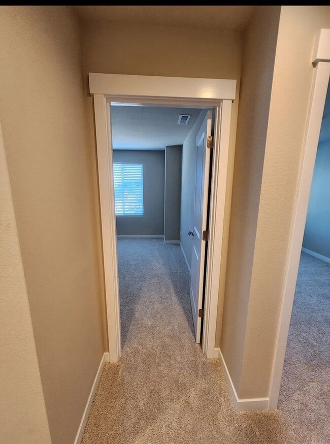 Building Photo - Must See Townhome Located in Ponderosa Ridge