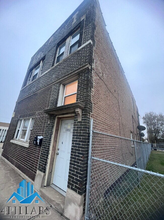 Building Photo - "Charming 3-Bed Gem in East Chicago – Spacious 1066 Sq Ft Retreat!"