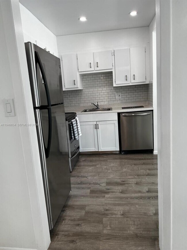 Building Photo - 4164 Inverrary Dr