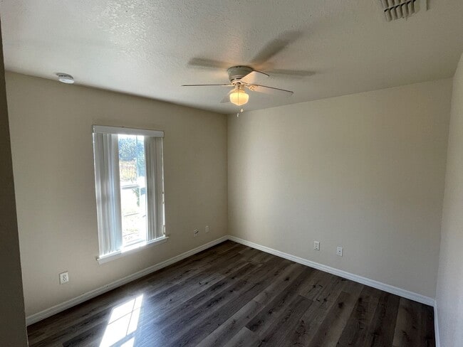 Building Photo - 3 bedroom 2 bathroom Condo