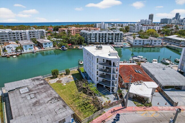 Building Photo - 8125 Crespi Blvd