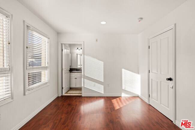 Building Photo - 2667 Menlo Ave