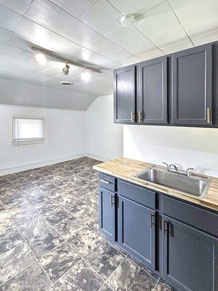 Building Photo - 3295 W 46th St