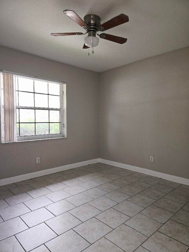 Building Photo - 1406 White Pine Dr