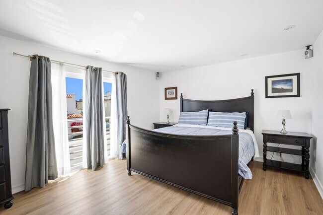 Building Photo - 3525 Ocean Dr