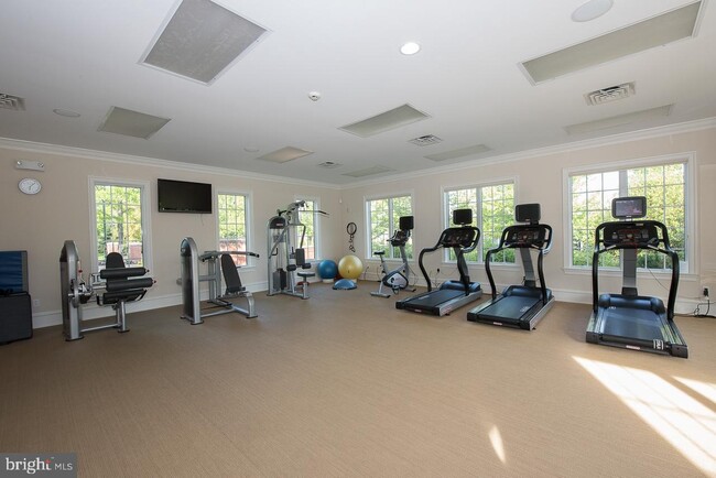 Building Photo - 5303 Parkview Dr